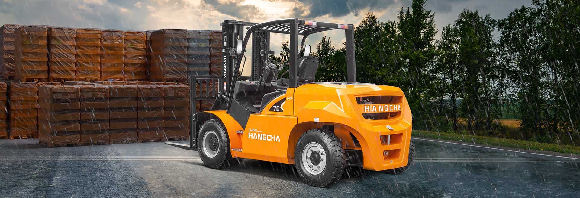 XH series heavy-duty lithium battery forklift in the rain