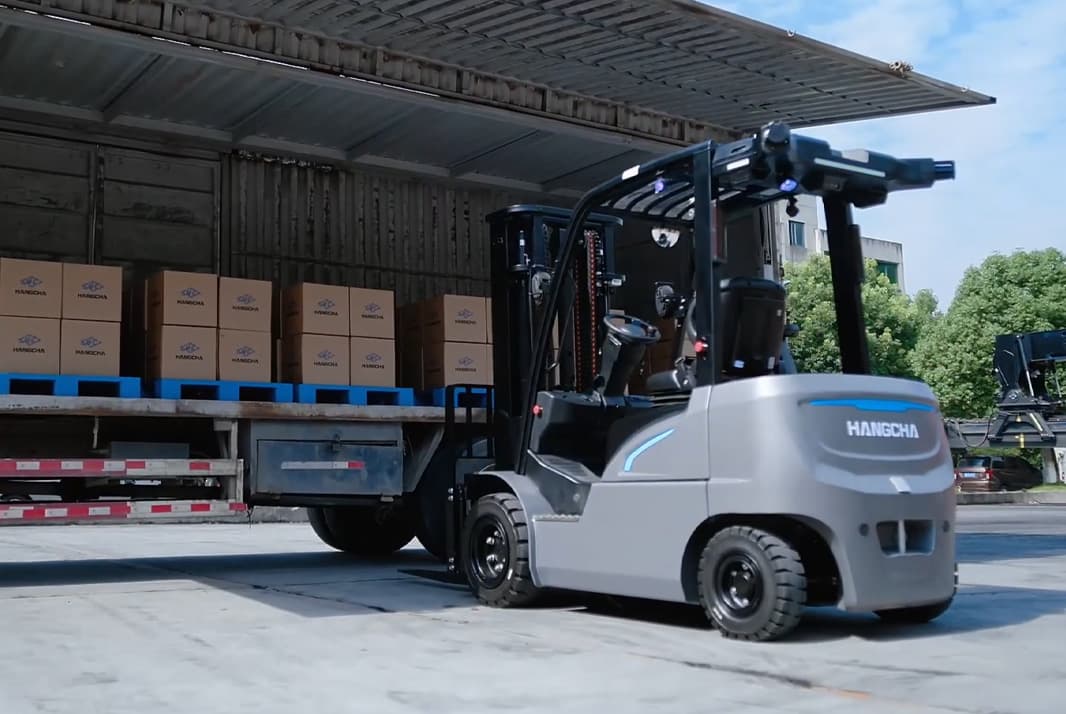 Hangcha autonomous forklift moving through a site